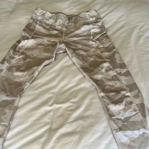 Camo Contender Legging, White Zip Pockets